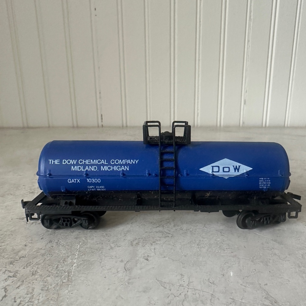 Ho Scale - Dow Chemical Single Dome Tank Car GATX #10300